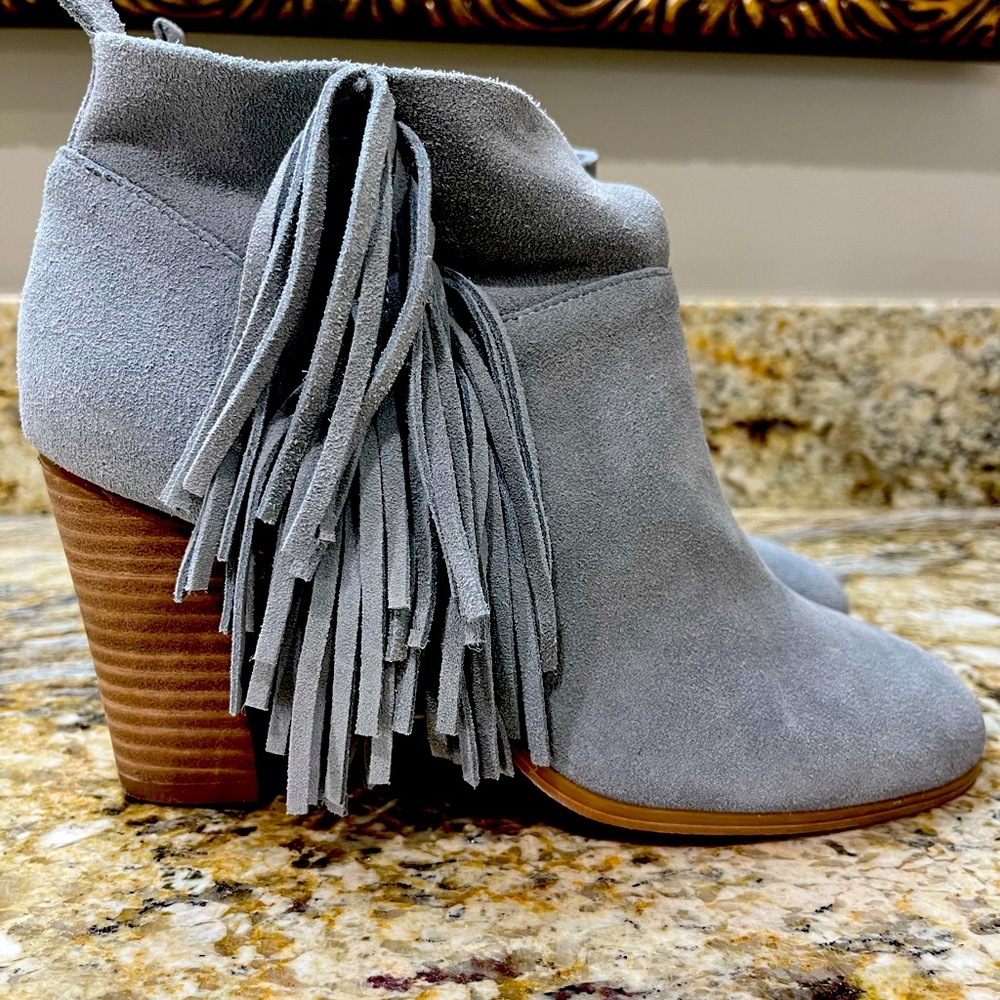 Crown Vintage Randi grey fringe suede ankle booties, 7 M, leather upper